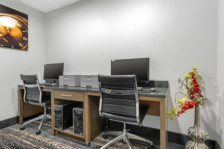 Business Center 46 of 51